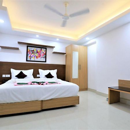 2300m2 1 slaapkamer, 2 privé badkamer Appartement in Pulimoodu Thiruvananthapuram Buitenkant foto