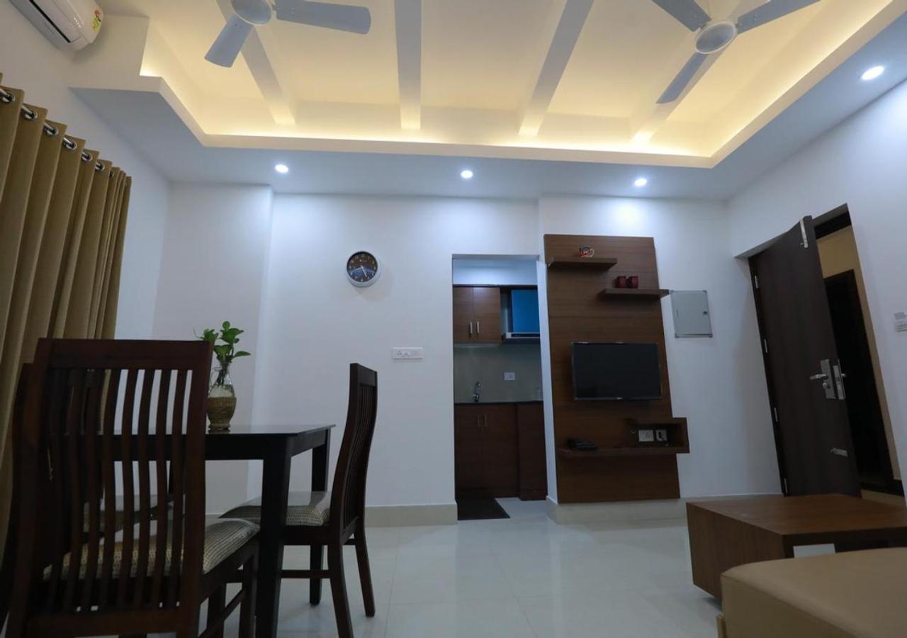 2300m2 1 slaapkamer, 2 privé badkamer Appartement in Pulimoodu Thiruvananthapuram Buitenkant foto