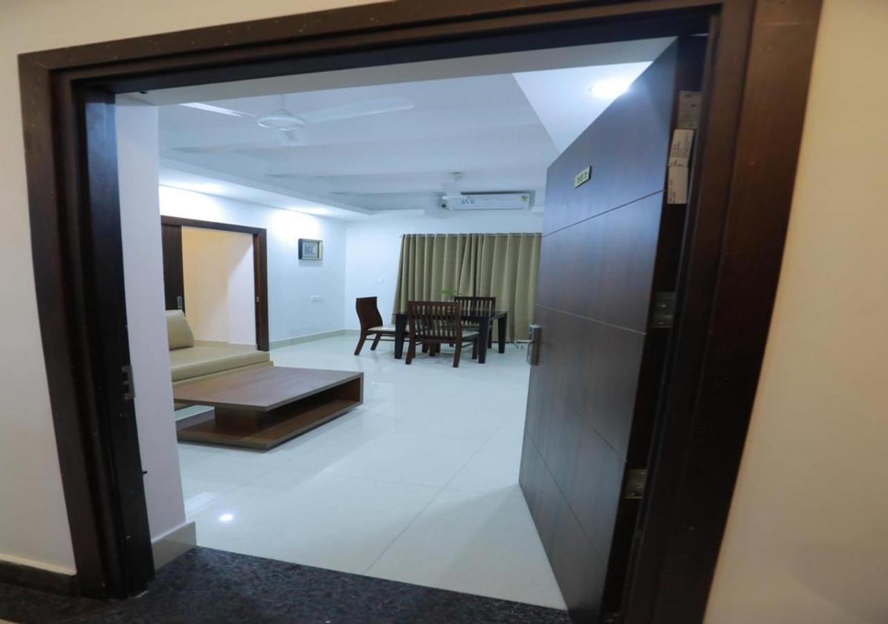 2300m2 1 slaapkamer, 2 privé badkamer Appartement in Pulimoodu Thiruvananthapuram Buitenkant foto