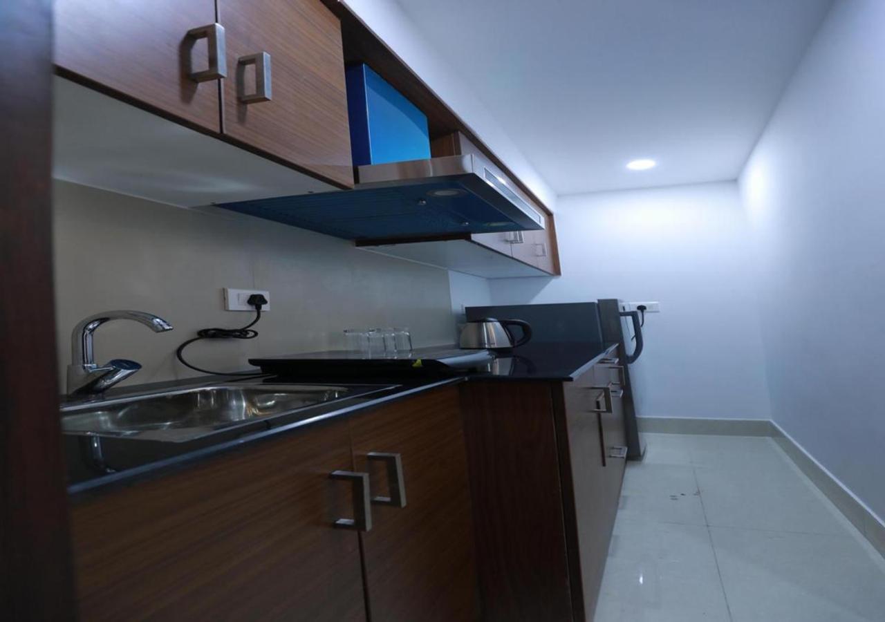 2300m2 1 slaapkamer, 2 privé badkamer Appartement in Pulimoodu Thiruvananthapuram Buitenkant foto