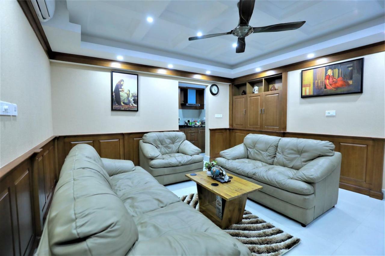 2300m2 1 slaapkamer, 2 privé badkamer Appartement in Pulimoodu Thiruvananthapuram Buitenkant foto