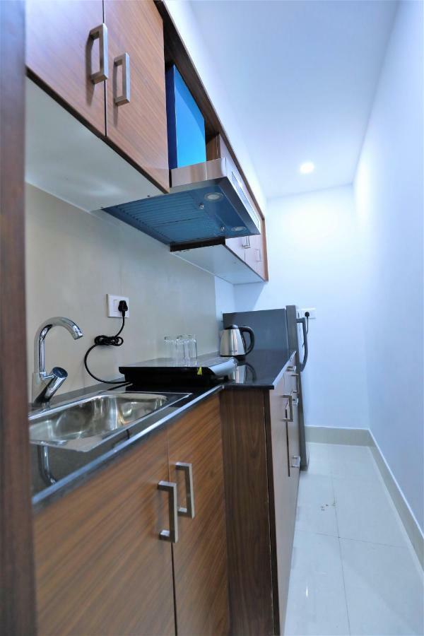 2300m2 1 slaapkamer, 2 privé badkamer Appartement in Pulimoodu Thiruvananthapuram Buitenkant foto