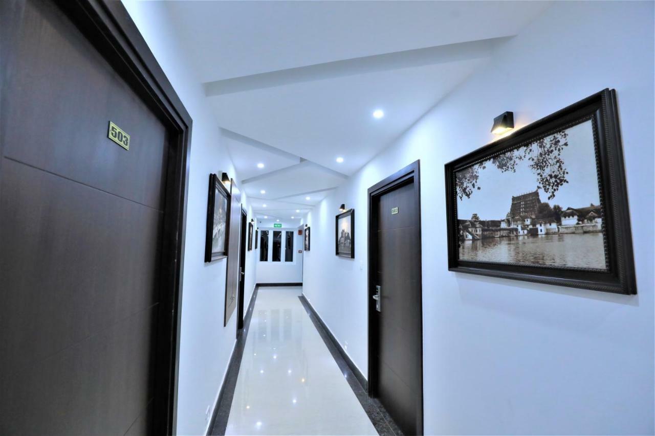 2300m2 1 slaapkamer, 2 privé badkamer Appartement in Pulimoodu Thiruvananthapuram Buitenkant foto