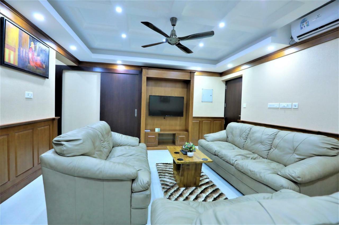 2300m2 1 slaapkamer, 2 privé badkamer Appartement in Pulimoodu Thiruvananthapuram Buitenkant foto