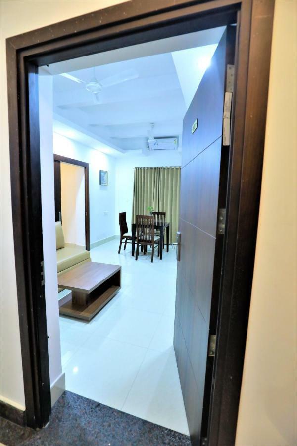 2300m2 1 slaapkamer, 2 privé badkamer Appartement in Pulimoodu Thiruvananthapuram Buitenkant foto