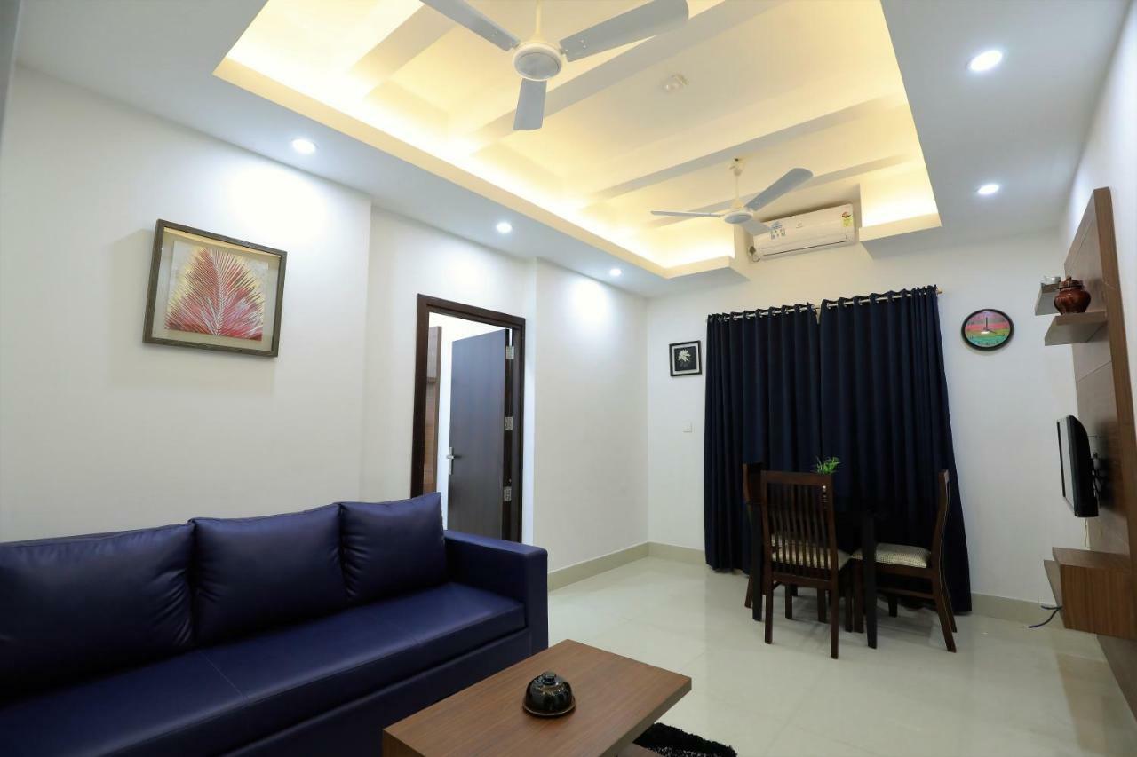 2300m2 1 slaapkamer, 2 privé badkamer Appartement in Pulimoodu Thiruvananthapuram Buitenkant foto