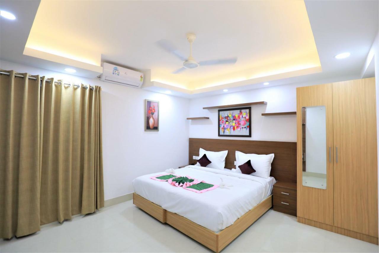 2300m2 1 slaapkamer, 2 privé badkamer Appartement in Pulimoodu Thiruvananthapuram Buitenkant foto