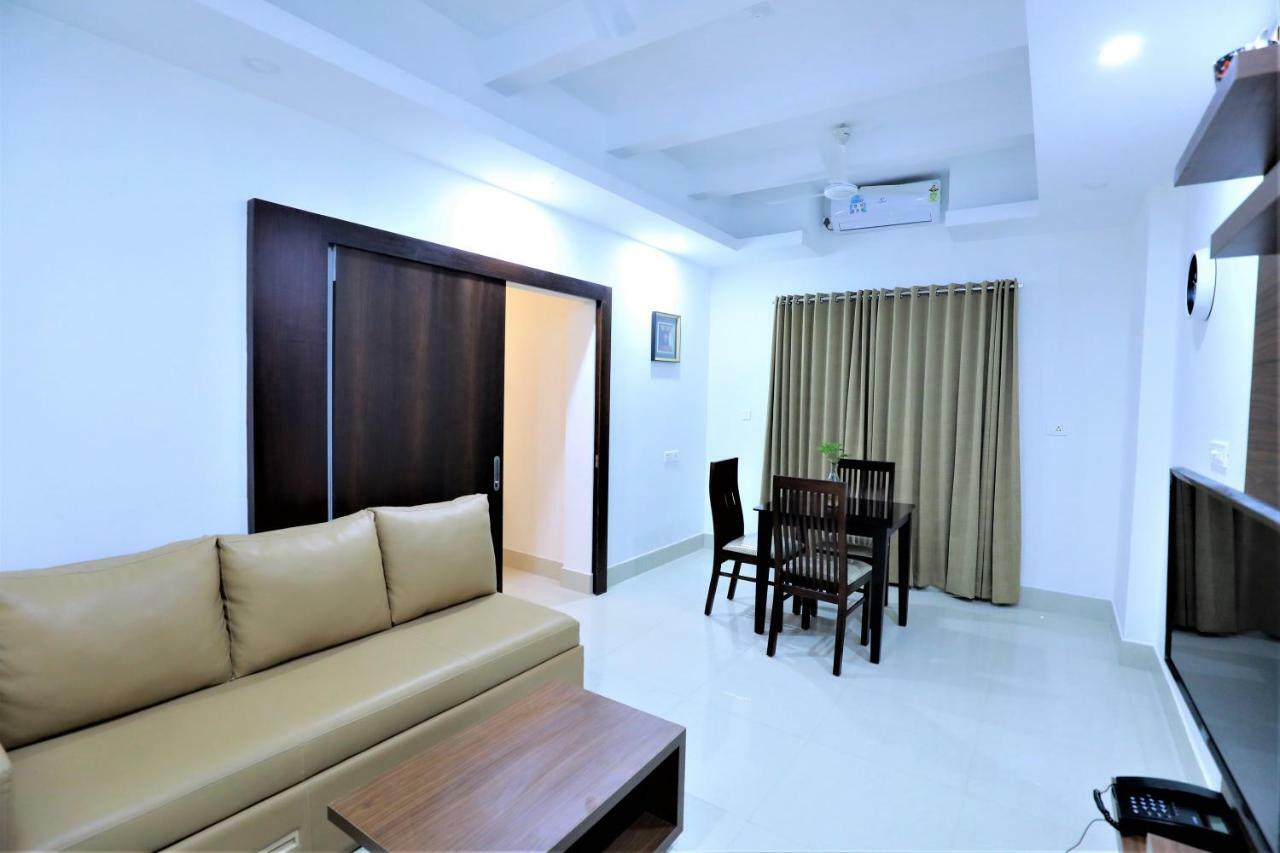 2300m2 1 slaapkamer, 2 privé badkamer Appartement in Pulimoodu Thiruvananthapuram Buitenkant foto