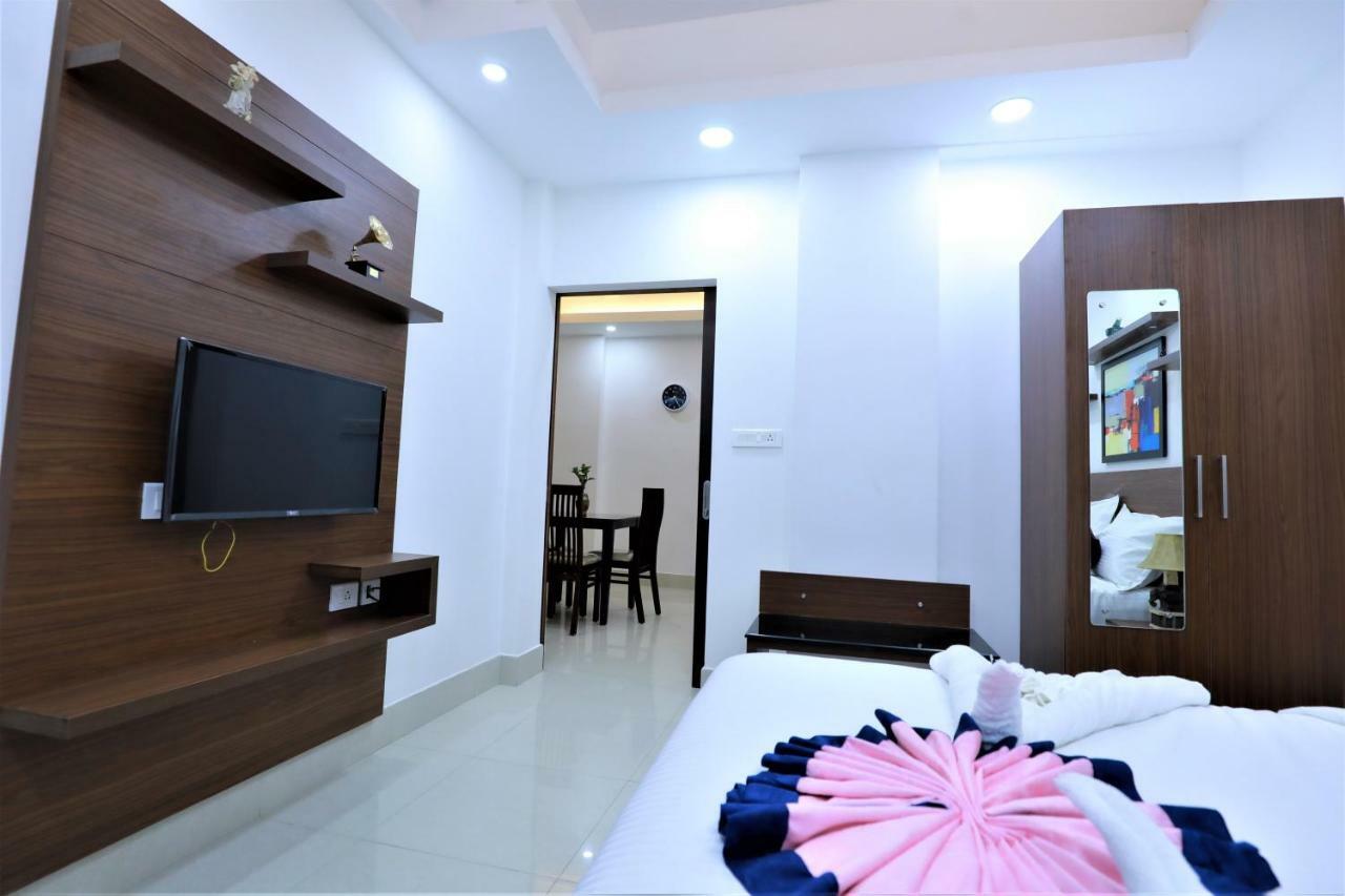 2300m2 1 slaapkamer, 2 privé badkamer Appartement in Pulimoodu Thiruvananthapuram Buitenkant foto