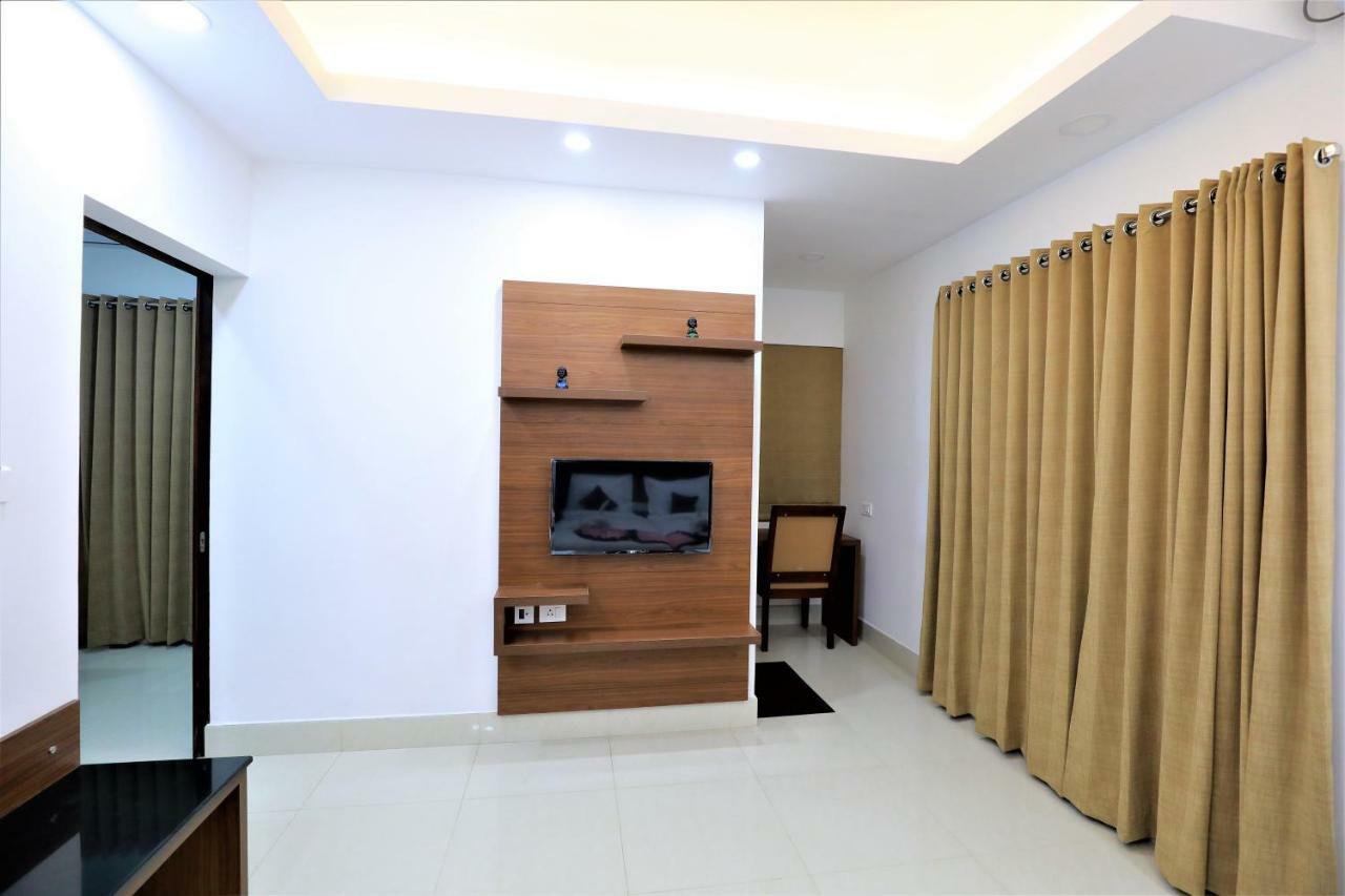 2300m2 1 slaapkamer, 2 privé badkamer Appartement in Pulimoodu Thiruvananthapuram Buitenkant foto