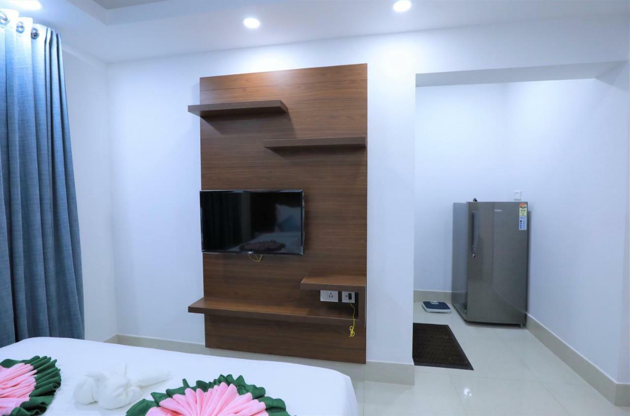 2300m2 1 slaapkamer, 2 privé badkamer Appartement in Pulimoodu Thiruvananthapuram Buitenkant foto