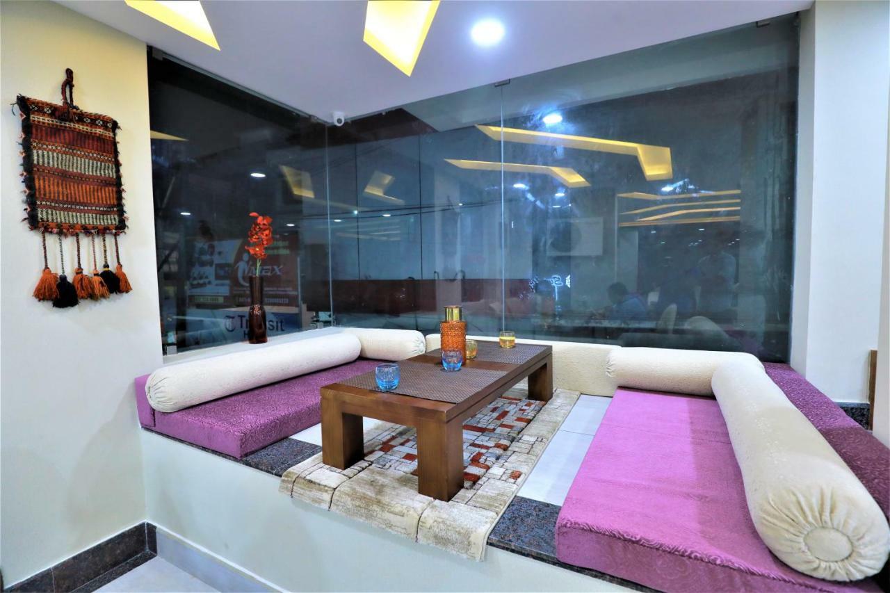 2300m2 1 slaapkamer, 2 privé badkamer Appartement in Pulimoodu Thiruvananthapuram Buitenkant foto