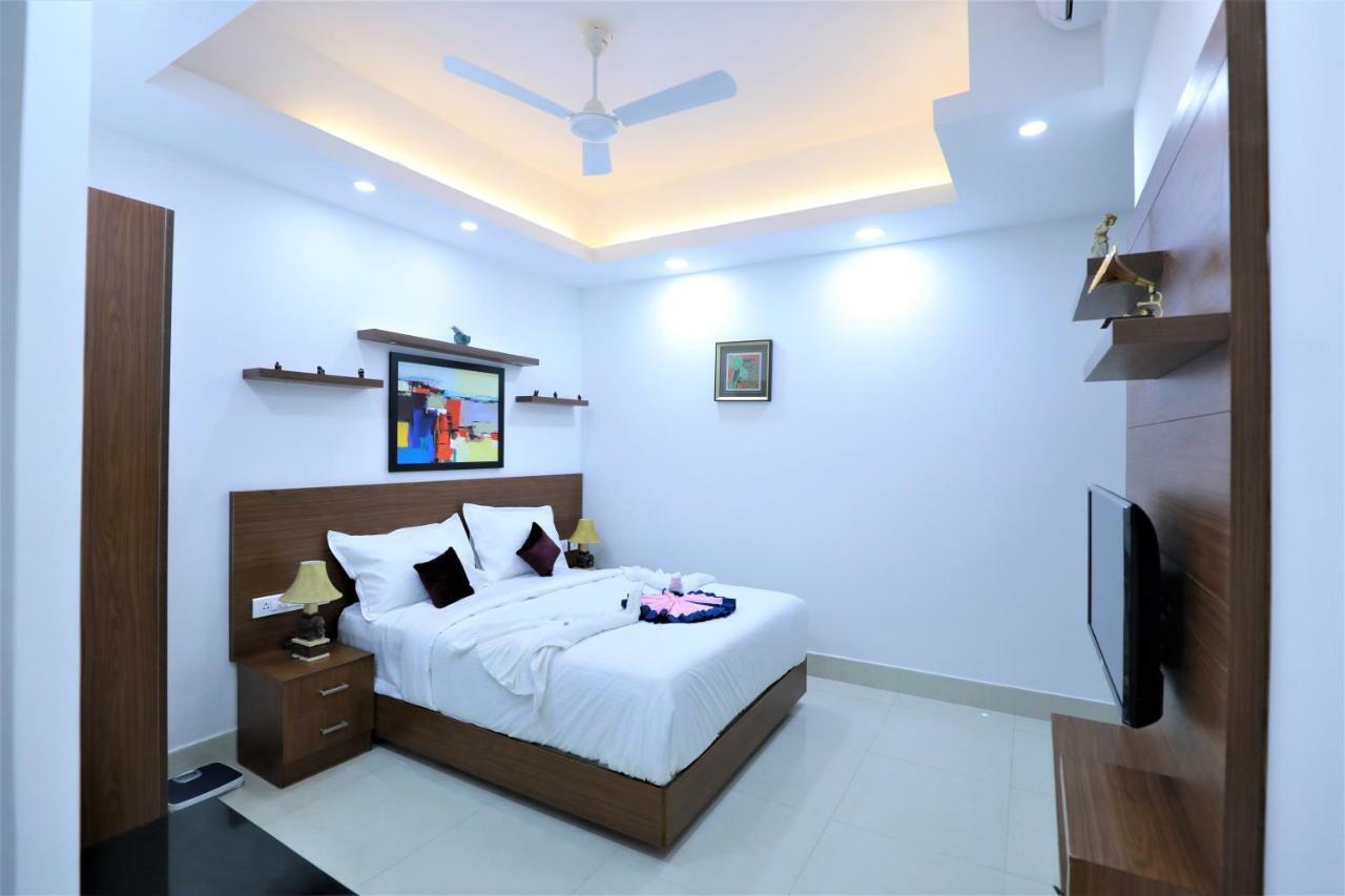 2300m2 1 slaapkamer, 2 privé badkamer Appartement in Pulimoodu Thiruvananthapuram Buitenkant foto