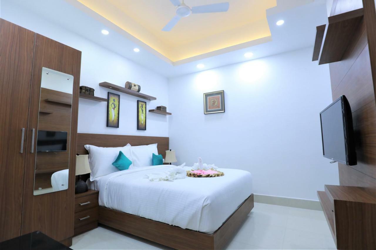 2300m2 1 slaapkamer, 2 privé badkamer Appartement in Pulimoodu Thiruvananthapuram Buitenkant foto