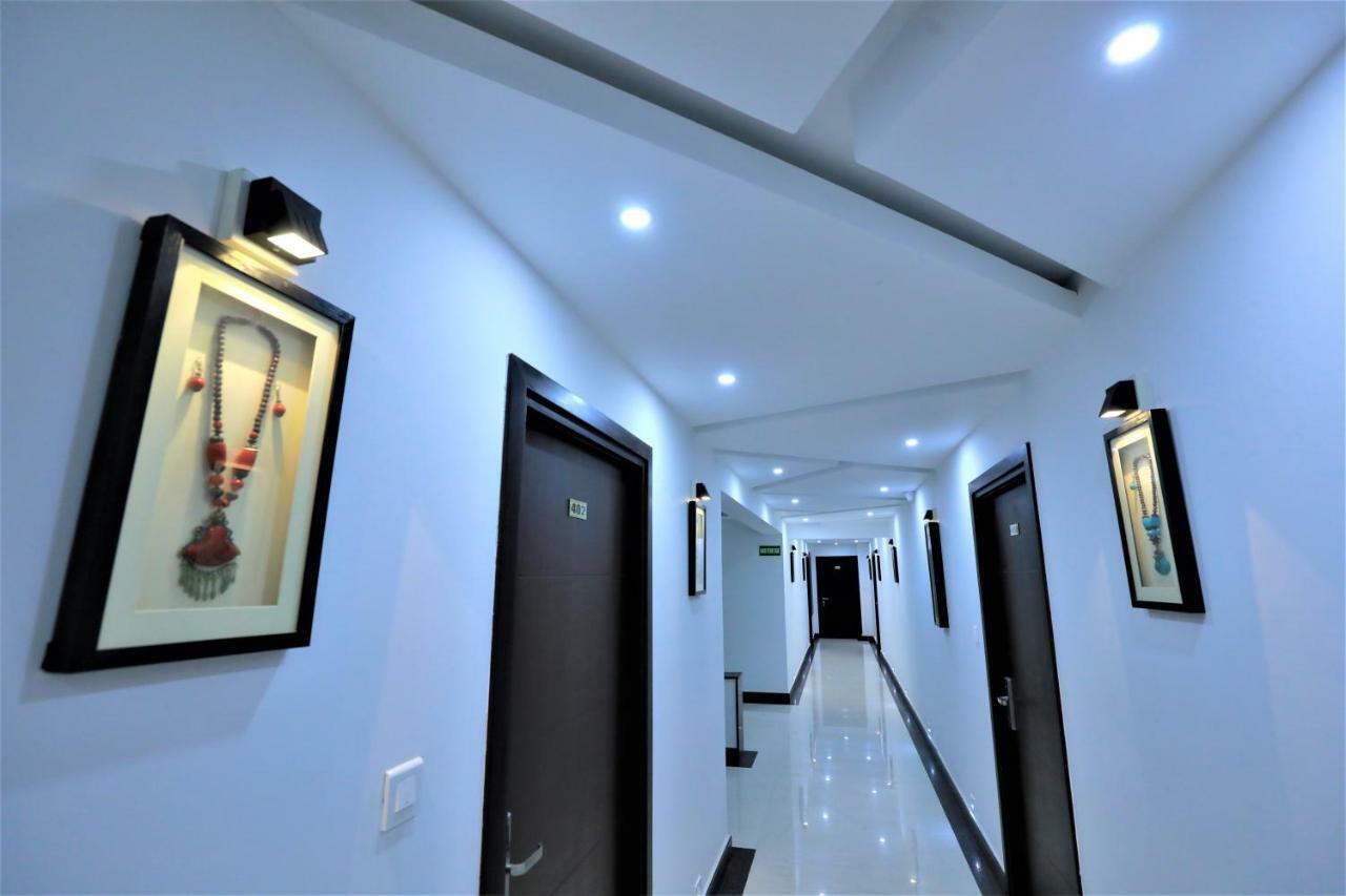 2300m2 1 slaapkamer, 2 privé badkamer Appartement in Pulimoodu Thiruvananthapuram Buitenkant foto