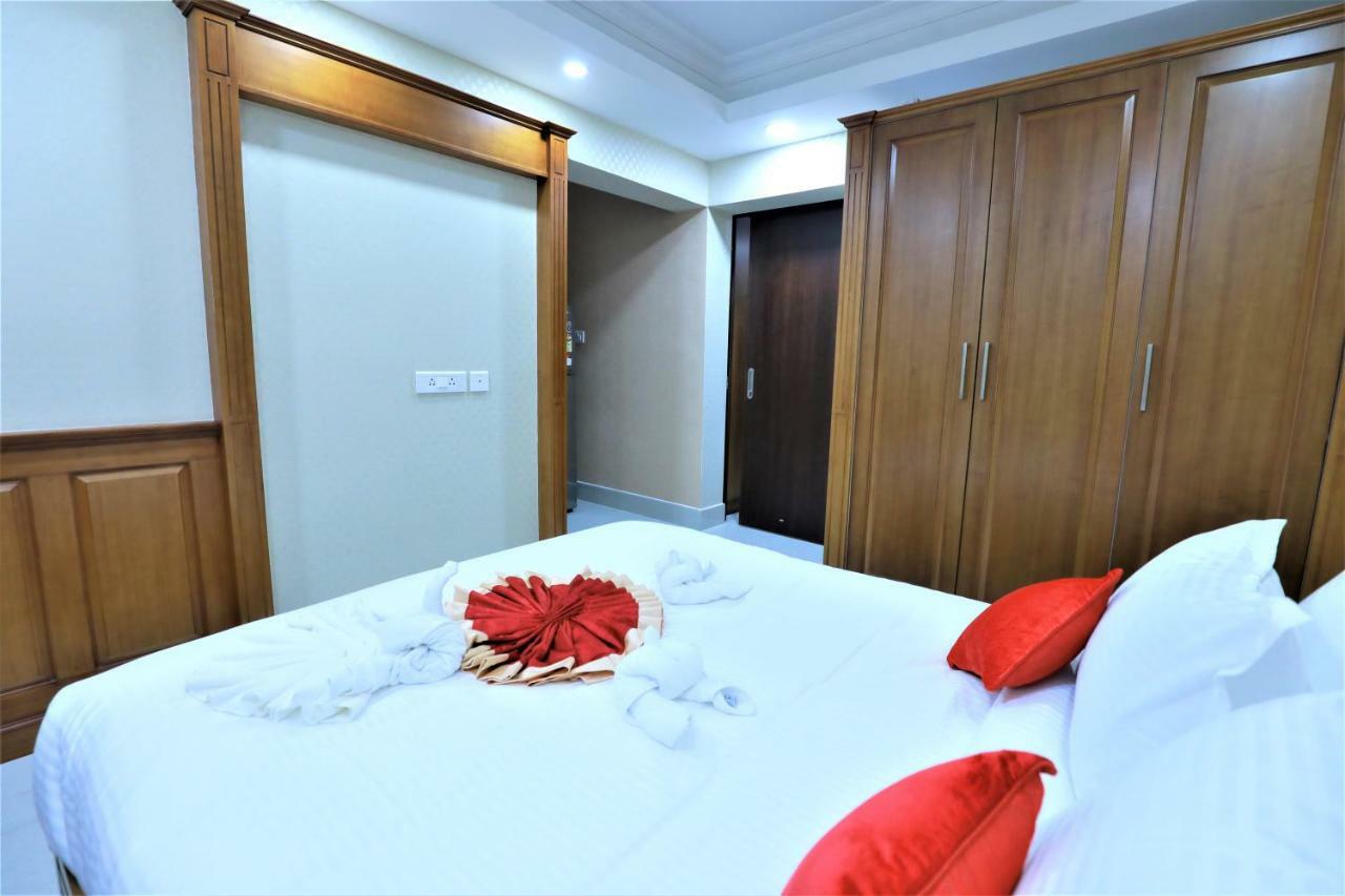 2300m2 1 slaapkamer, 2 privé badkamer Appartement in Pulimoodu Thiruvananthapuram Buitenkant foto