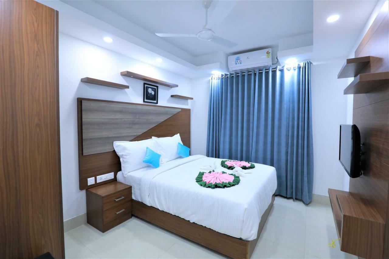 2300m2 1 slaapkamer, 2 privé badkamer Appartement in Pulimoodu Thiruvananthapuram Buitenkant foto