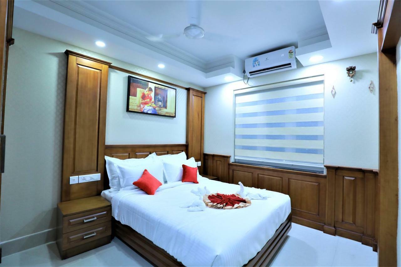 2300m2 1 slaapkamer, 2 privé badkamer Appartement in Pulimoodu Thiruvananthapuram Buitenkant foto