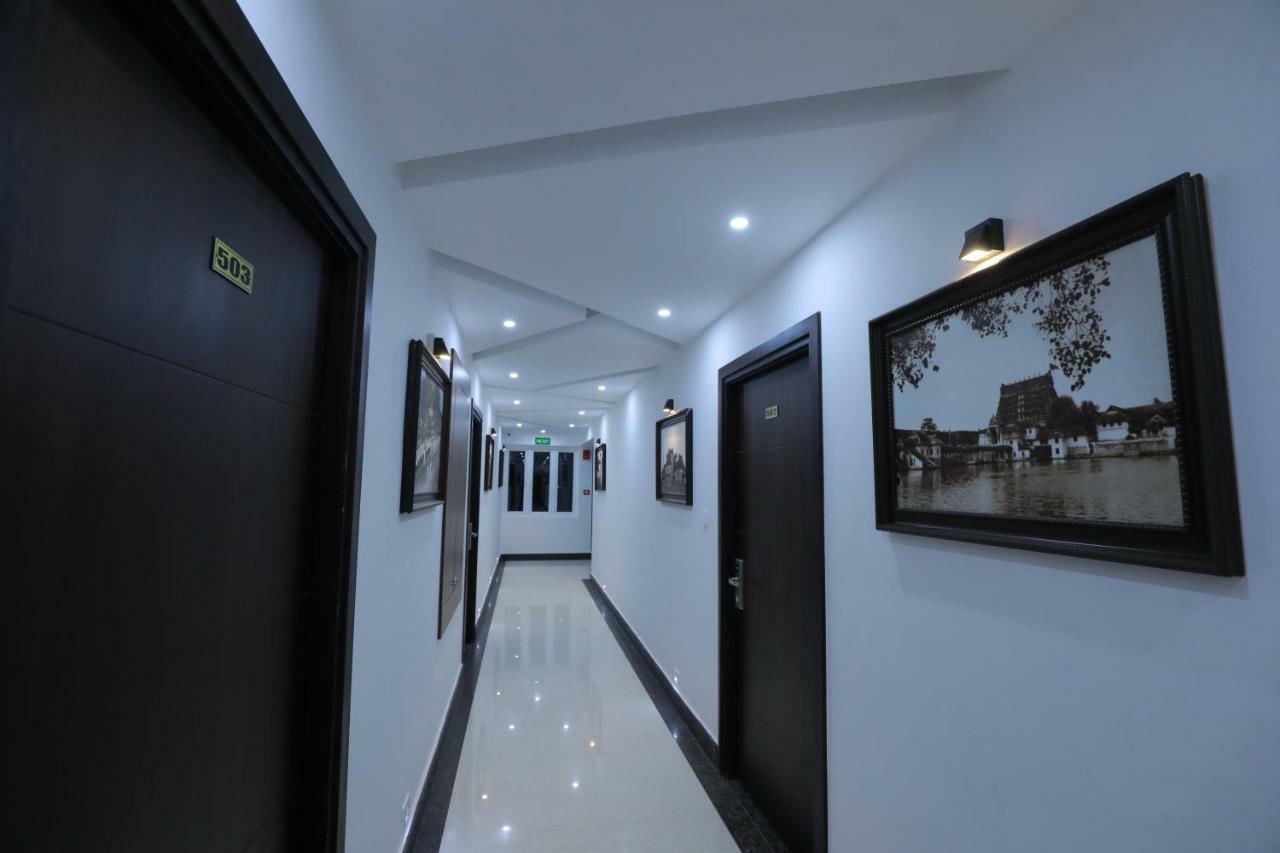 2300m2 1 slaapkamer, 2 privé badkamer Appartement in Pulimoodu Thiruvananthapuram Buitenkant foto