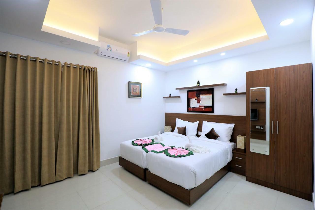 2300m2 1 slaapkamer, 2 privé badkamer Appartement in Pulimoodu Thiruvananthapuram Buitenkant foto