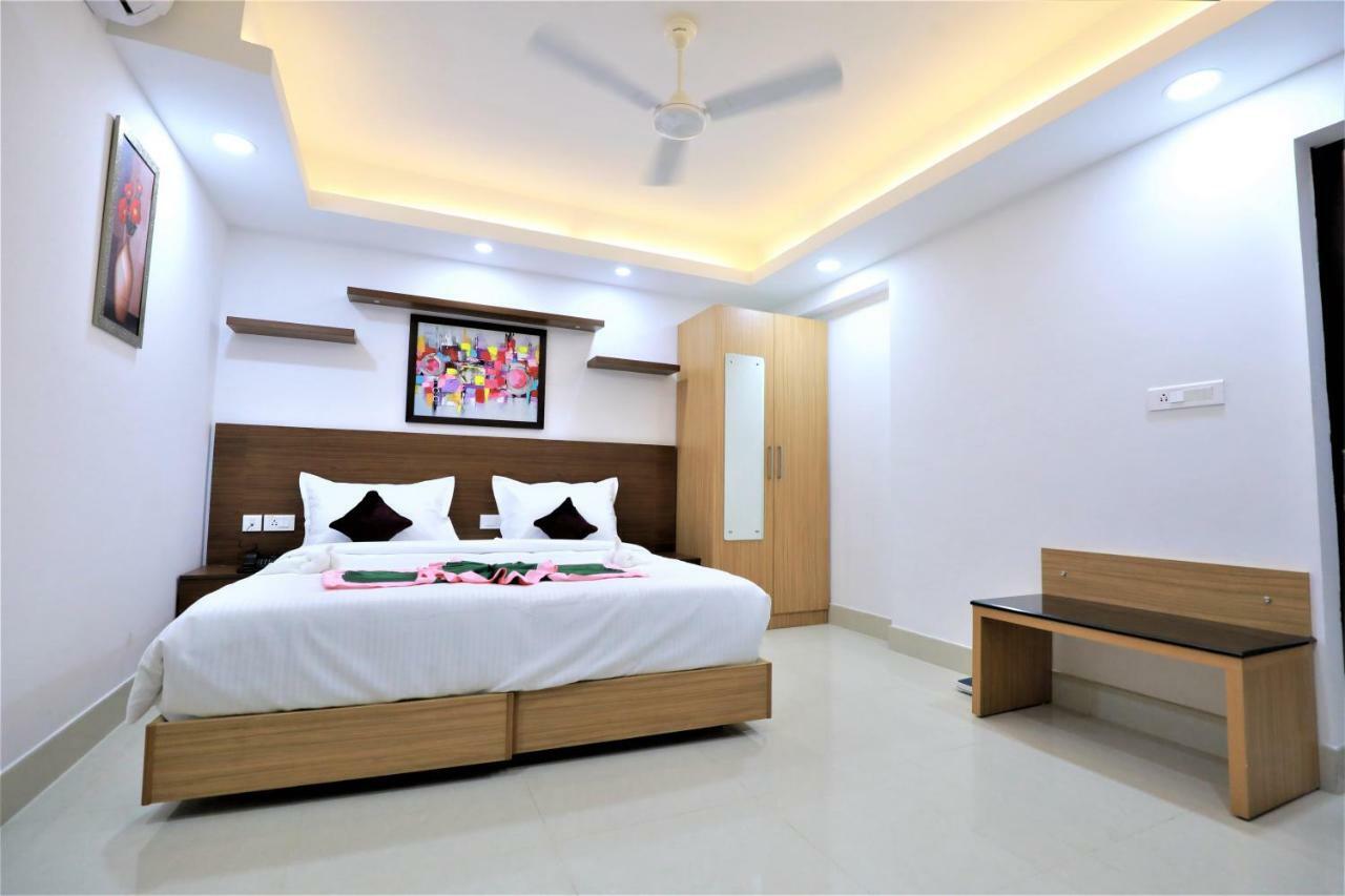 2300m2 1 slaapkamer, 2 privé badkamer Appartement in Pulimoodu Thiruvananthapuram Buitenkant foto